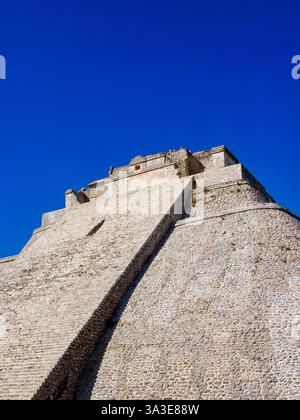 Piramide della fortuna o piramide del mago, Uxmal, Stato dello Yucatan, Messico Foto Stock