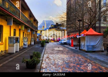 Mercato dell'artigianato domenicale a Sydney The Rocks per turisti e residenti - punto di riferimento della destinazione australiana. Foto Stock