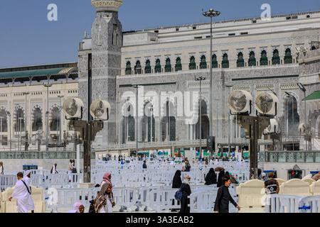 Mecca Arabia Saudita 12 marzo 2025 , preghiere musulmane che eseguono hajj e umra . Moschea al Haram Foto Stock