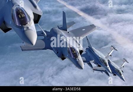 Zwei Kampfflugzeuge vom Typ Lockheed Martin F-35A der niederländischen Luftwaffe oben und zwei Dassault Rafale C unten der französischen Luftwaffe bei einer Übung über der Ostsee. Zwei Kampfflugzeuge vom Typ Lockheed Martin F-35A der niederländischen Luftwaffe oben und zwei Dassault Rafale C unten der französischen Luftwaffe bei einer Übung über der Ostsee. Polen *** due caccia Lockheed Martin F 35A dell'aeronautica olandese sopra e due Dassault Rafale C sotto dell'aeronautica francese durante un'esercitazione sul Mar Baltico due caccia Lockheed Martin F 35A dell'aeronautica olandese sopra Foto Stock