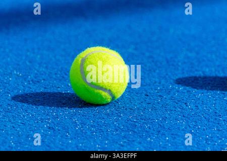 campo da tennis blue paddle con palla isolata, racchetta e sfondo sportivo Foto Stock