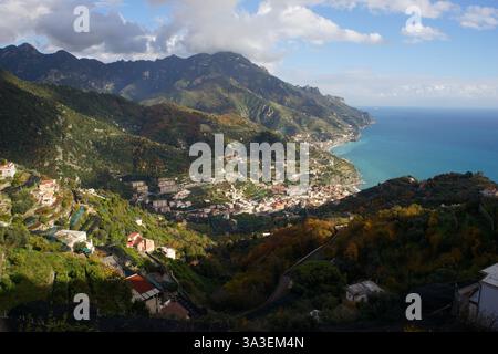 Paesaggio della Costiera Amalfitana in una giornata di sole con un bel cielo nuvoloso. Vista dalla terrazza di Ravello. Foto Stock
