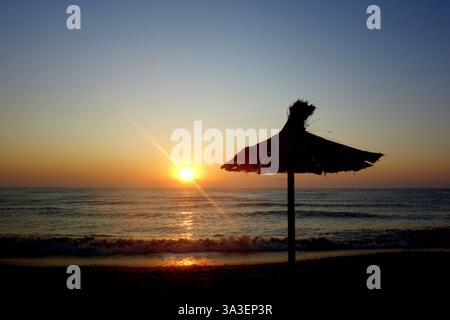 Alba sulla spiaggia in una splendida mattina d'estate senza nuvole Foto Stock