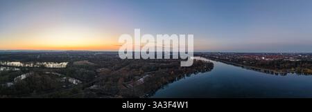 Goditi la vista aerea mozzafiato di un fiume tranquillo al tramonto, che mostra la bellezza naturale del Maschsee Hannover Foto Stock
