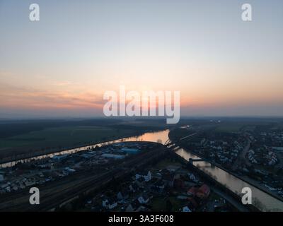 Una splendida e splendida vista aerea di un fiume al tramonto che cattura la Gloria delle creature Foto Stock