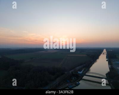 Un tramonto sereno si dispiega su un tranquillo canale navigabile, invitante pace e tranquillità nella natura Hannover Seelze Foto Stock