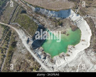Splendida vista aerea dell'esclusivo e lussureggiante Lago Verde che si trova in una cava abbandonata di Mergelgrube Wunstorf Kolenfeld Foto Stock