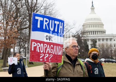 Washington DC, Stati Uniti. 15 marzo 2025. Una persona ha un segno mentre centinaia di manifestanti manifestano alla "Media March" contro Fox News a Washington, D.C. il 15 marzo 2025. Poi si riuniscono davanti all'ufficio Fox News di Washington, D.C.. Oltre a Fox News, protestano anche contro NBC News, CNN e le nuove politiche di riforma di Donald Trump nel governo. Crediti: Aashish Kiphayet/Alamy Live News Foto Stock