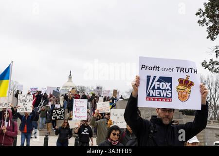 Washington DC, Stati Uniti. 15 marzo 2025. Una persona ha un segno mentre centinaia di manifestanti manifestano alla "Media March" contro Fox News a Washington, D.C. il 15 marzo 2025. Poi si riuniscono davanti all'ufficio Fox News di Washington, D.C.. Oltre a Fox News, protestano anche contro NBC News, CNN e le nuove politiche di riforma di Donald Trump nel governo. Crediti: Aashish Kiphayet/Alamy Live News Foto Stock