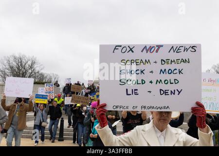 Washington DC, Stati Uniti. 15 marzo 2025. Una persona ha un segno mentre centinaia di manifestanti manifestano alla "Media March" contro Fox News a Washington, D.C. il 15 marzo 2025. Poi si riuniscono davanti all'ufficio Fox News di Washington, D.C.. Oltre a Fox News, protestano anche contro NBC News, CNN e le nuove politiche di riforma di Donald Trump nel governo. Crediti: Aashish Kiphayet/Alamy Live News Foto Stock