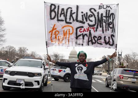 Washington DC, Stati Uniti. 15 marzo 2025. L'attivista Nadine Seiler ha un cartello mentre centinaia di manifestanti si riuniscono e protestano davanti all'ufficio Fox News Washington, D.C., il 15 marzo 2025. Oltre a Fox News, protestano anche contro NBC News, CNN e le nuove politiche di riforma di Donald Trump nel governo. Crediti: Aashish Kiphayet/Alamy Live News Foto Stock