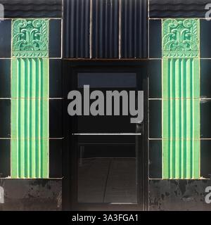 Porta storica incorniciata da impressionanti piastrelle in ceramica Art Deco verde e nera, con motivi ornamentali dettagliati, Chicago Foto Stock