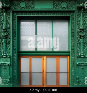 L'ingresso storico dell'edificio Oliver Typewriter Company di Chicago, caratterizzato da un'intricata ghisa verde che esemplifica l'Art Nouveau. Foto Stock