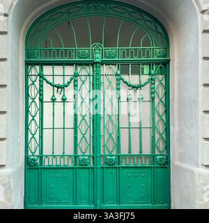 Elegante cancello in ferro battuto verde con dettagli intricati a Kraków, Polonia Foto Stock