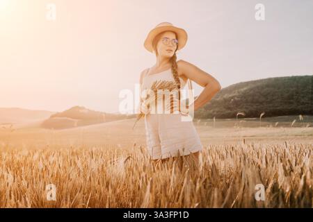 Donna campo di grano. Agronomo, agricoltore donna che controlla i picchi d'orzo maturo dorato nel campo coltivato. Primo piano della mano femminile sulla piantagione in agricoltura Foto Stock