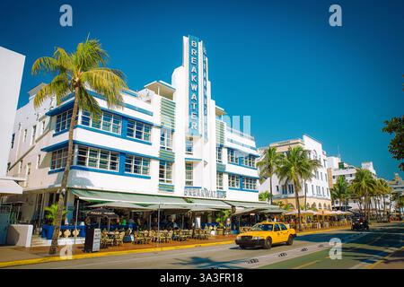 Paesaggio urbano di Miami, Florida, con palme ed edifici in una giornata di sole il 4 marzo 2023 Foto Stock