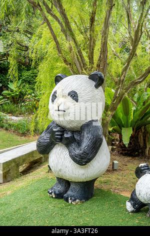 Una statua di panda è una rappresentazione scolpita di un panda gigante, spesso realizzato in pietra, bronzo o resina, che simboleggia la pace, la natura, e la cultura cinese. Foto Stock