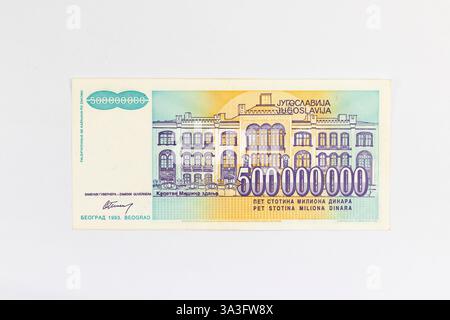 500 milioni di banknote dinari jugoslavi, con edificio Kapetan Mišino, Belgrado al centro Foto Stock