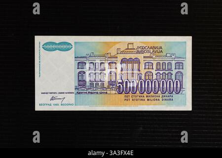 500 milioni di banknote dinari jugoslavi, con edificio Kapetan Mišino, Belgrado al centro Foto Stock
