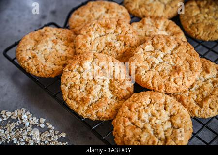 I biscotti Anzac sono un tradizionale biscotto australiano dolce fatto con avena arrotolata Foto Stock