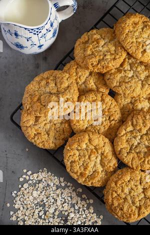 I biscotti Anzac sono un tradizionale biscotto australiano dolce fatto con avena arrotolata Foto Stock