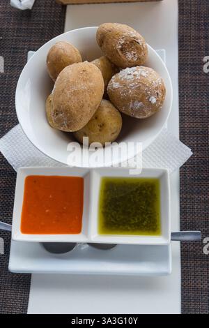 Porzione di patate delle canarie (papas arrugadas) con salsa mojo rossa e verde. Piatto tipico delle Isole Canarie Foto Stock