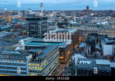 Vista notturna sui tetti del centro città, edifici di uffici illuminati da luci, Old Hall Street, Liverpool, Inghilterra, Regno Unito Foto Stock