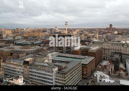 Vista sui tetti del centro della città, sulla torre di radio City e sulla cattedrale anglicana, su Old Hall Street, Liverpool, Inghilterra, Regno Unito Foto Stock