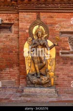 Dunbar Square, Bhaktapur, Nepal - 11 febbraio 2025 - Uno stato di Gajalakshmi una forma della Godessa indù Lakshmi la disita' di ricchezza, prosperita' e di fo Foto Stock