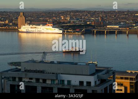 Veicolo passeggeri Stena Line nave traghetto RoPax Stena Embla, servizio Birkenhead-Belfast, River Mersey, Liverpool, Inghilterra, Regno Unito - traversata in traghetto Mersey Foto Stock