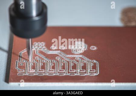 La macchina con controllo numerico CNC esegue la fresatura di circuiti stampati, incisione di circuiti, circuiti stampati fai da te PCB Foto Stock