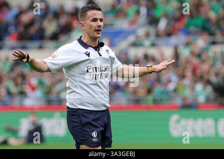 Roma, Italia. 13 marzo 2025. L'arbitro Luke Pearce reagisce durante la partita delle sei Nazioni tra Italia e Irlanda allo Stadio Olimpico. Punteggio finale; Italia 17:22 Irlanda. Credito: SOPA Images Limited/Alamy Live News Foto Stock