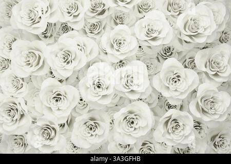 rendering 3d di molte rose bianche coperte da gocce d'acqua. Disposizione piatta in stile floreale minimalista. Immagine prodotta senza l'uso di alcuna forma di IA so Foto Stock