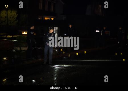 Seattle, Stati Uniti. 16 marzo 2025. Subito dopo l'1:30, 911 colpi di arma da fuoco su W. Highland Drive e 3rd Avenue W. presso l'iconico Kerry Park nel quartiere Queen Anne. nessuna vittima localizzata, ma più di 15 involucri localizzati da diverse armi da fuoco. Crediti: James Anderson/Alamy Live News Foto Stock