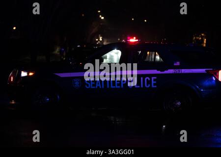 Seattle, Stati Uniti. 16 marzo 2025. Subito dopo l'1:30, 911 colpi di arma da fuoco su W. Highland Drive e 3rd Avenue W. presso l'iconico Kerry Park nel quartiere Queen Anne. nessuna vittima localizzata, ma più di 15 involucri localizzati da diverse armi da fuoco. Crediti: James Anderson/Alamy Live News Foto Stock