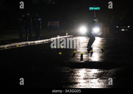 Seattle, Stati Uniti. 16 marzo 2025. Subito dopo l'1:30, 911 colpi di arma da fuoco su W. Highland Drive e 3rd Avenue W. presso l'iconico Kerry Park nel quartiere Queen Anne. nessuna vittima localizzata, ma più di 15 involucri localizzati da diverse armi da fuoco. Crediti: James Anderson/Alamy Live News Foto Stock