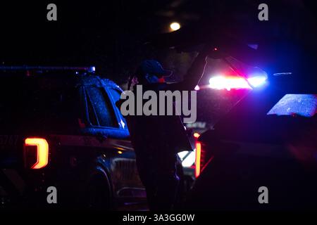 Seattle, Stati Uniti. 16 marzo 2025. Subito dopo l'1:30, 911 colpi di arma da fuoco su W. Highland Drive e 3rd Avenue W. presso l'iconico Kerry Park nel quartiere Queen Anne. nessuna vittima localizzata, ma più di 15 involucri localizzati da diverse armi da fuoco. Crediti: James Anderson/Alamy Live News Foto Stock