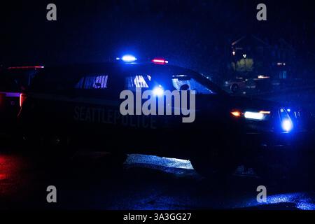 Seattle, Stati Uniti. 16 marzo 2025. Subito dopo l'1:30, 911 colpi di arma da fuoco su W. Highland Drive e 3rd Avenue W. presso l'iconico Kerry Park nel quartiere Queen Anne. nessuna vittima localizzata, ma più di 15 involucri localizzati da diverse armi da fuoco. Crediti: James Anderson/Alamy Live News Foto Stock