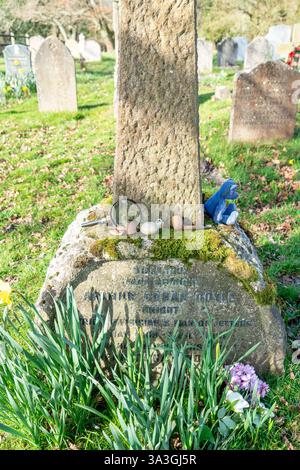 La tomba di Sir Arthur Conan Doyles nel cortile della chiesa di Minstead Foto Stock