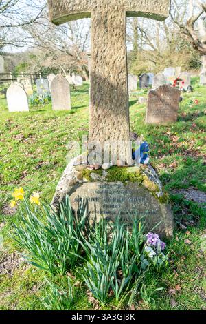 La tomba di Sir Arthur Conan Doyles nel cortile della chiesa di Minstead Foto Stock