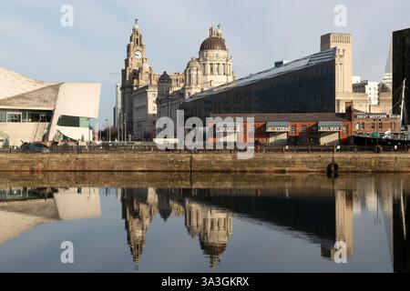 Gli iconici edifici sul lungomare delle tre Grazie si riflettono sull'acqua, Canning Dock, Liverpool, Inghilterra, Regno Unito Foto Stock
