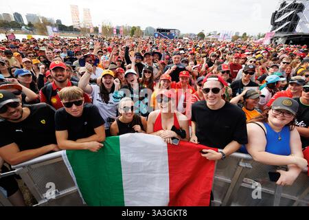 Melbourne, Australia. 15 marzo 2025. La grande folla sul palco principale per il forum dei tifosi davanti al Gran Premio di F1 d'Australia all'Albert Park Grand Prix Circuit. (Foto di George Hitchens/SOPA Images/Sipa USA) credito: SIPA USA/Alamy Live News Foto Stock