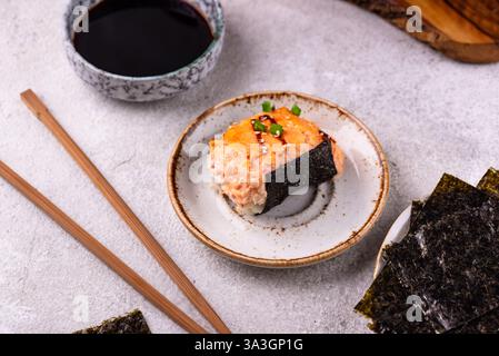 Torta di sushi al forno con bastoncini di surimi di granchio Foto Stock
