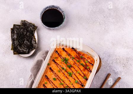 Torta di sushi al forno con bastoncini di surimi di granchio Foto Stock
