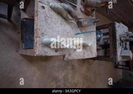 Scultura in pietra presso gli artigiani di Angkor, Siem Reap, Cambogia Foto Stock