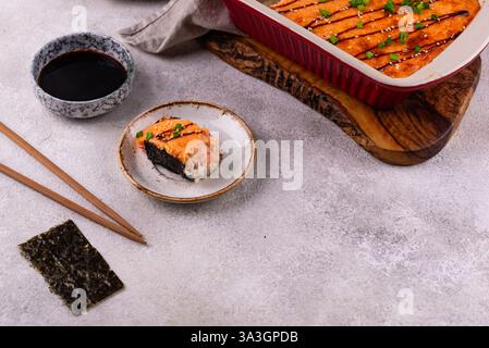 Torta di sushi al forno con bastoncini di surimi di granchio Foto Stock