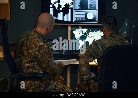 Valutazione delle operazioni militari strategiche con il team Foto Stock