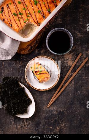 Torta di sushi al forno con bastoncini di surimi di granchio Foto Stock