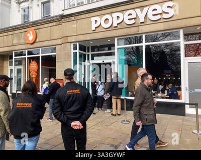 Il nuovo ristorante fast food Popeyes apre al pubblico il 14 marzo 2025, Princes Street, Edimburgo Foto Stock