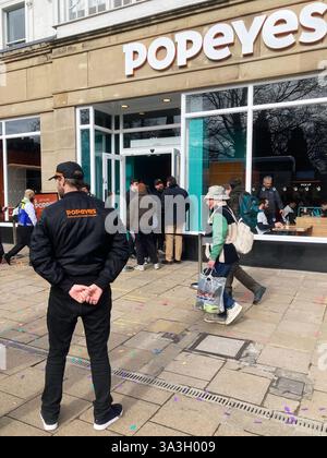 Il nuovo ristorante fast food Popeyes apre al pubblico il 14 marzo 2025, Princes Street, Edimburgo Foto Stock